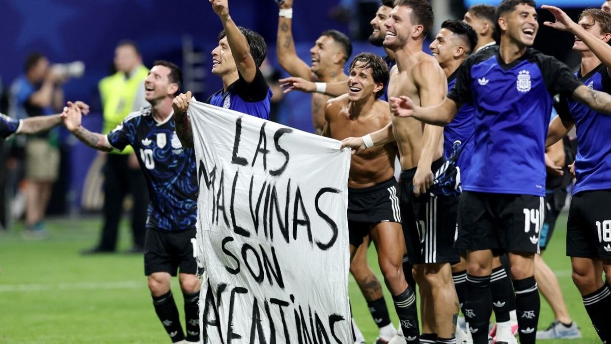 La bandera que mostraron los jugadores de la Selección tras vencer a Inglaterra: Las Malvinas son argentinas