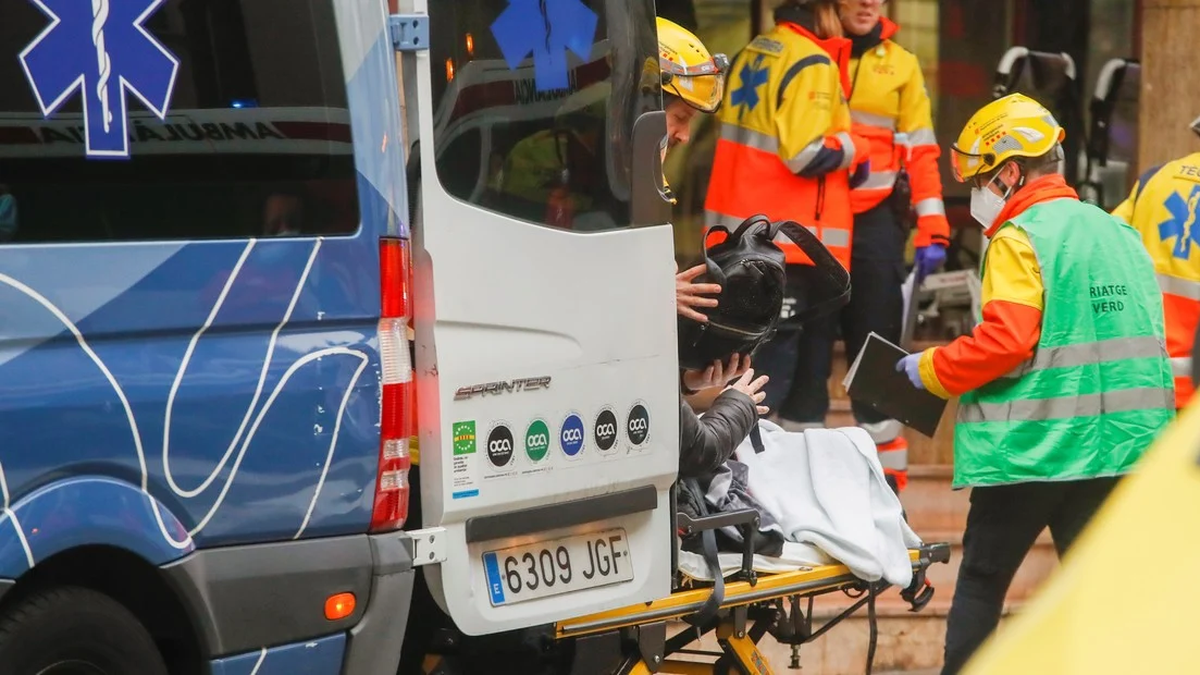 Gemelas argentinas de 12 años cayeron del tercer piso de un edificio en Barcelona: una murió y la otra está en grave estado