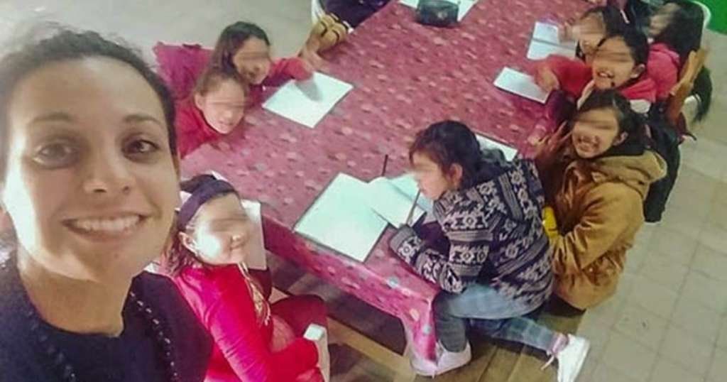 Video: una maestra se grabó con menores cantando contra Mauricio Macri