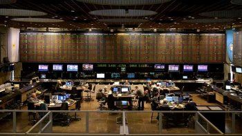 El Merval subió 8% impulsado por Wall Street y el riesgo país se ubicó en los 2.803 puntos
