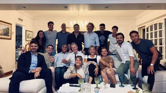 La emotiva imagen de los papás de Fernando Báez Sosa con Fernando Burlando y su equipo