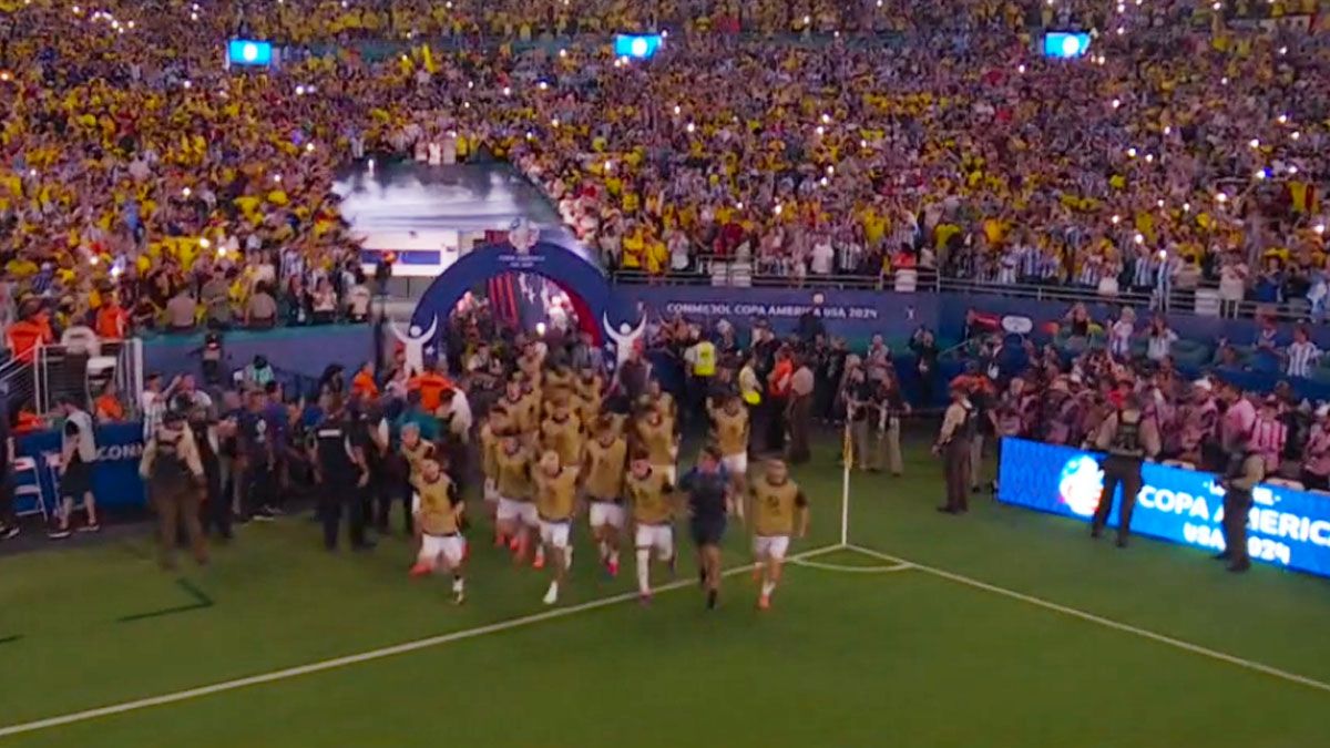 La selección argentina entra para el calentamiento precompetitivo, media hora más tarde por el descontrol de la fiscalización de los ingresos. (Foto: Captura de TV) La selección argentina entra para el calentamiento precompetitivo, media hora más tarde por el descontrol de la fiscalización de los ingresos. (Foto: Captura de TV)