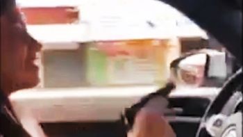 Locura total: dos chicas se filmaron mientras manejaban y disparaban al aire con un arma de fuego