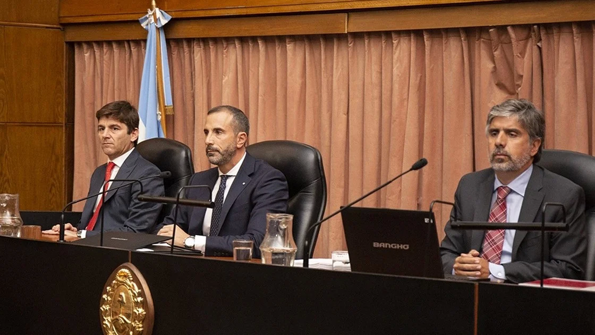 El Tribunal Oral Federal 2, integrado por Andrés Basso, el presidente Jorge Gorini y Rodrigo GIménez Uriburu, en la audiencia inicial del juicio a Cristina Kirchner por la obra pública vial en Santa Cruz.
