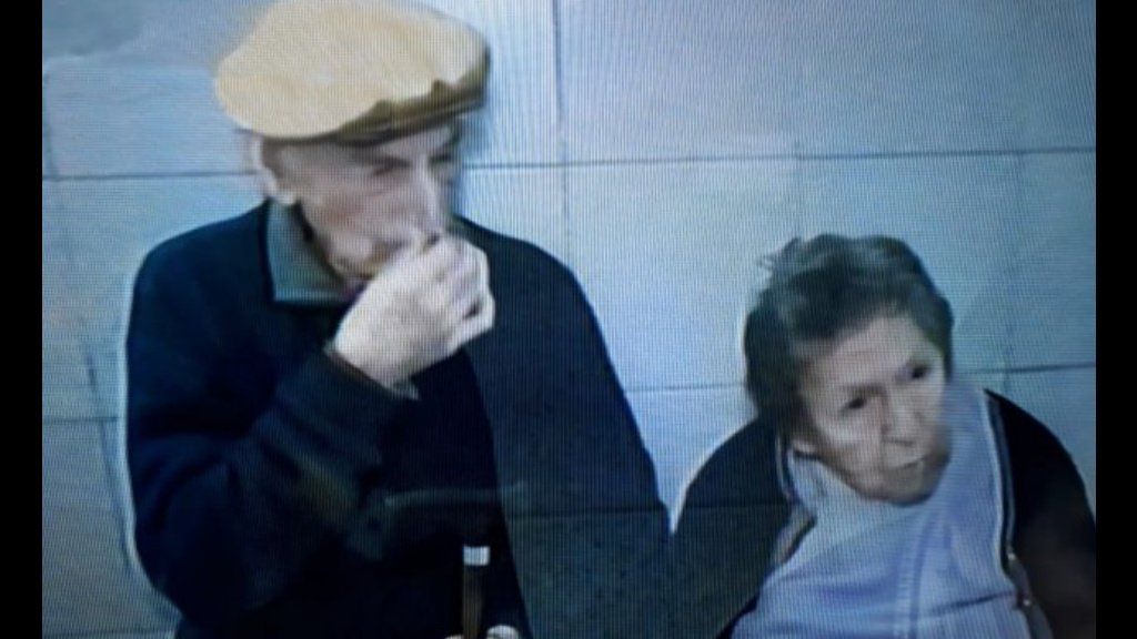 Una pareja de abuelos fue abandonada en un bar por uno de sus hijos