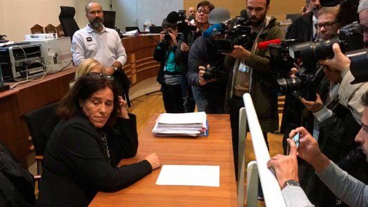 Fue madre y escondió a su hija en un sótano y en el baúl de su auto durante dos años