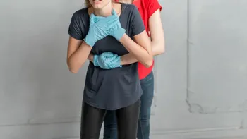 Cómo salvar una vida con la maniobra de Heimlich ante un atragantamiento