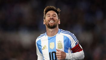 Leo Messi, feliz con la camiseta argentina en el monumental. Y un encuentro con otra leyenda de la cultura popular argentina. (Foto: Reuters)