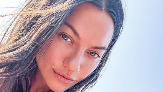 El topless de Sofía Jujuy Jiménez para olvidarse de la infidelidad de Bautista Bello: Sana, sana...