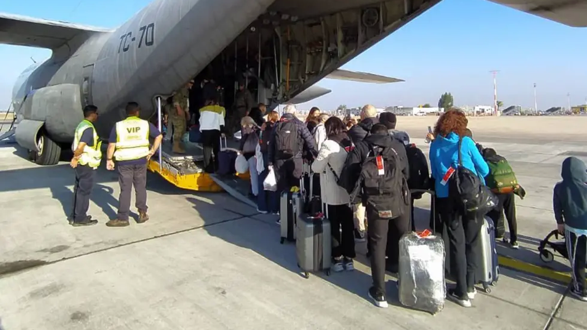 Llegó a Roma el primer vuelo con argentinos evacuados de Israel.