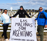 Las Malvinas son argentinas: la réplica de la bandera de la Selección que llegó a las Islas