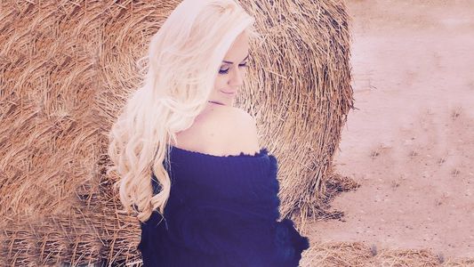 Verónica Ojeda dejó atrás el rubio platinado y cambió su look