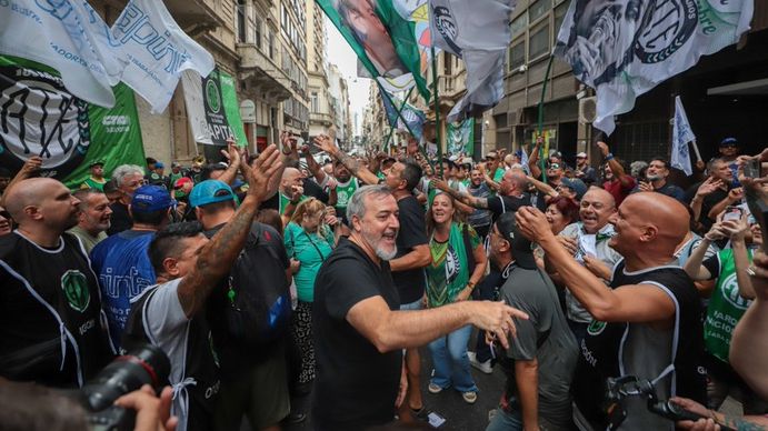 El Gobierno advirtió que les descontará el día a los estatales que adhieran al paro contra la reforma laboral