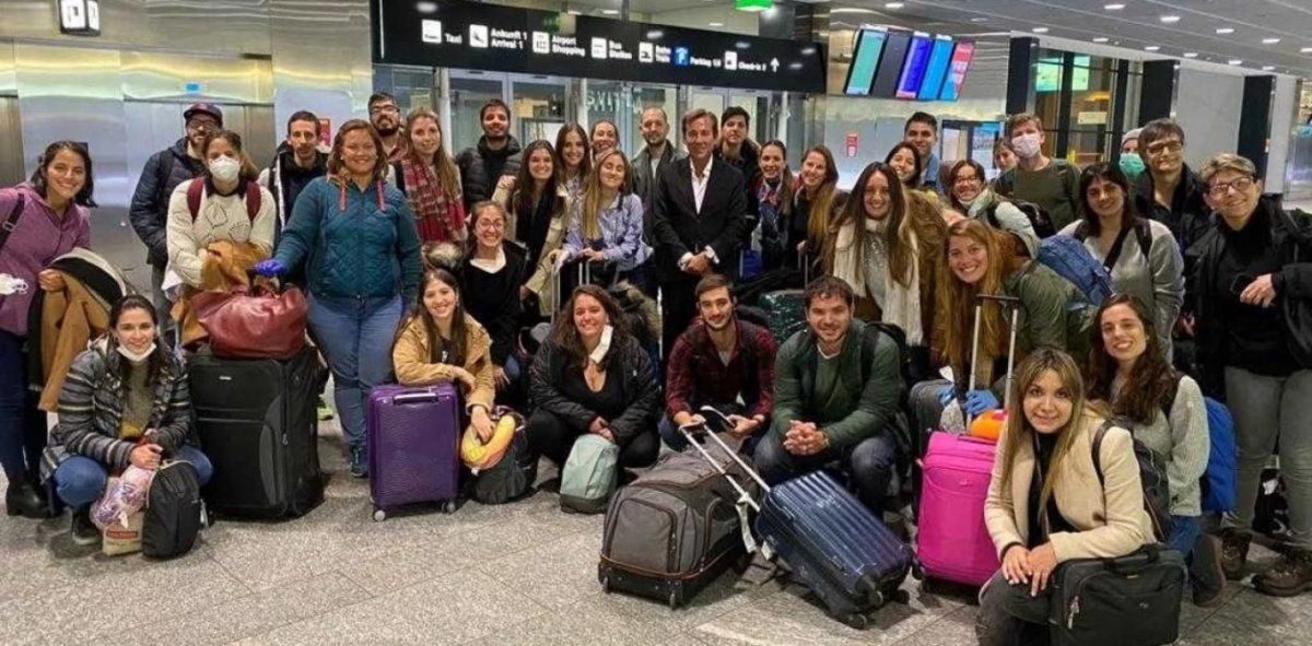 Llegaron más de 100 médicos argentinos desde Europa a sumarse al operativo sanitario Covid-19