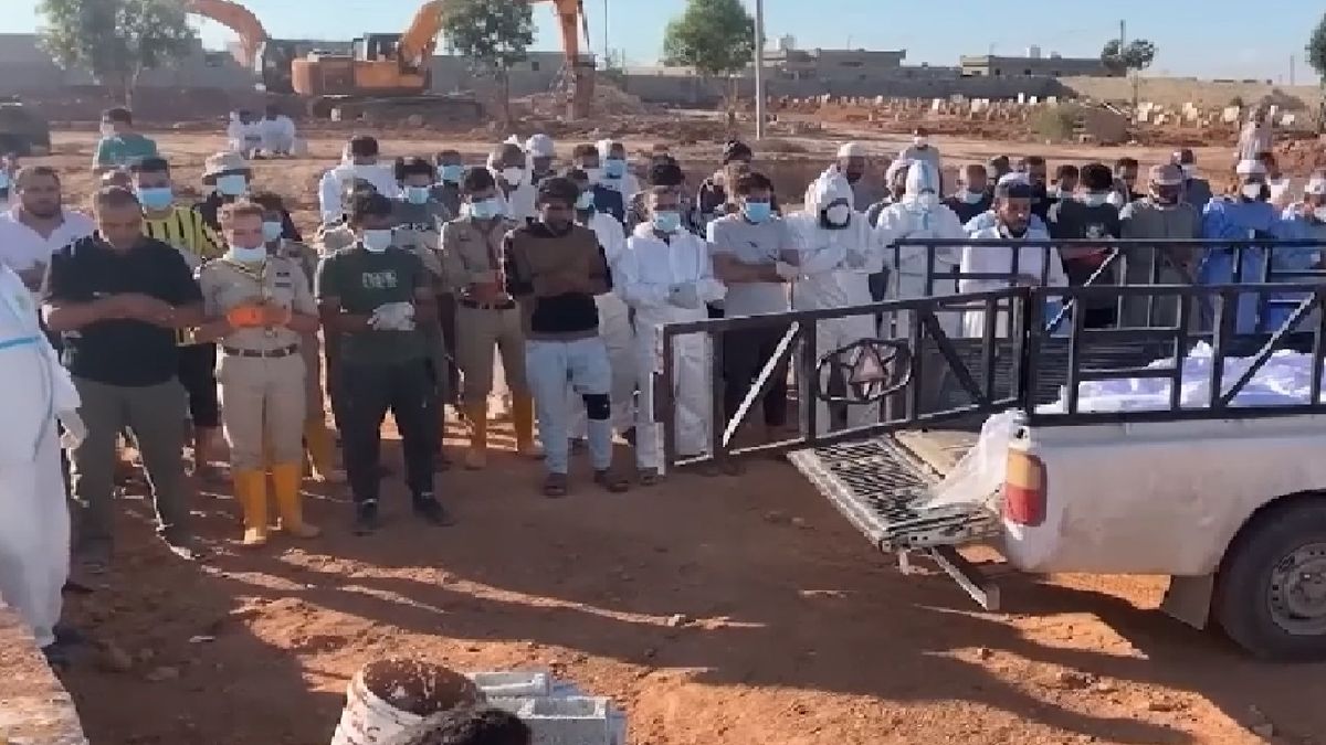 Por el lodo acumulado en la ciudad de Drena, solo se pudieron rescatar 800 cuerpos de 11.000 muertos por lo menos. (Foto: Captura de TV)