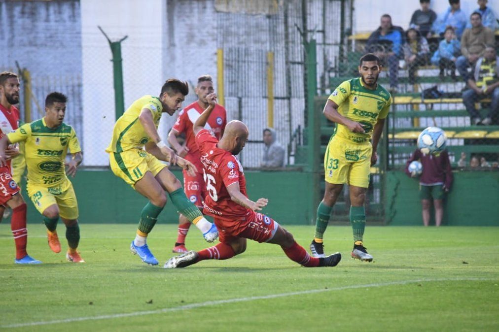 Argentinos, único puntero de la Superliga: empató 0-0 contra Defensa en Varela y sostuvo el liderazgo en el torneo