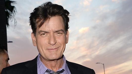 La descontrolada vida de Charlie Sheen a sus 51 años