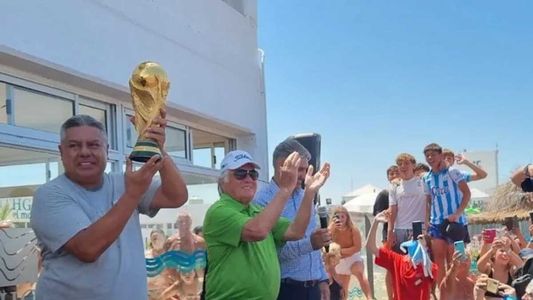 Claudio Tapia llevó la Copa del Mundo a Mar del Plata y habló sobre la continuidad de Lionel Scaloni en la Selección
