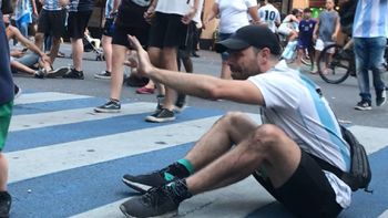 Peter Lanzani recibió a los campeones del Mundo arriba del techo del Metrobús: la foto