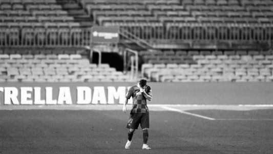 Barcelona dejó escapar dos veces el triunfo ante Atlético Madrid y se complica cada vez más en la Liga