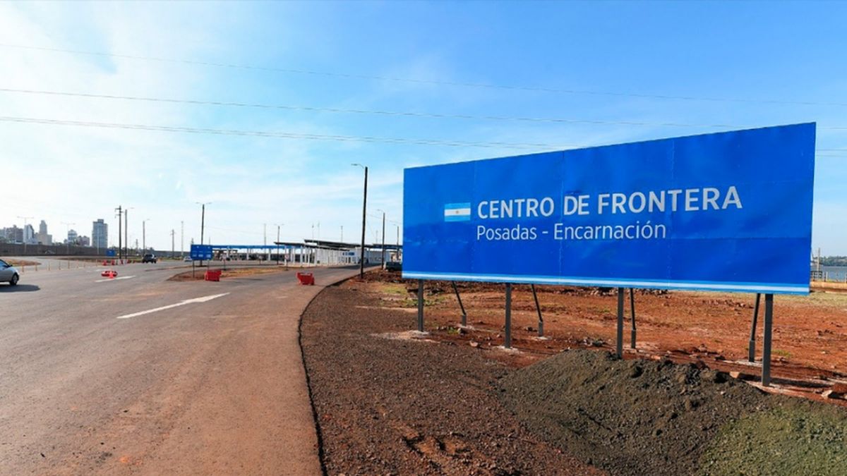 Miles de paraguayos cruzan la frontera para abastecerse de alimentos, combustible y ahorrar dinero (Gentileza Télam).