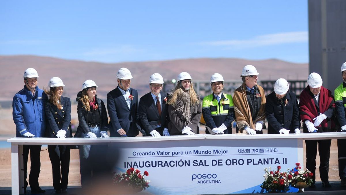 Karina Milei y Diego Santilli encabezaron un acto en Salta junto a los gobernadores Gustavo Sáenz y Raúl Jalil para anunciar inversiones en litio. Foto: Presidencia