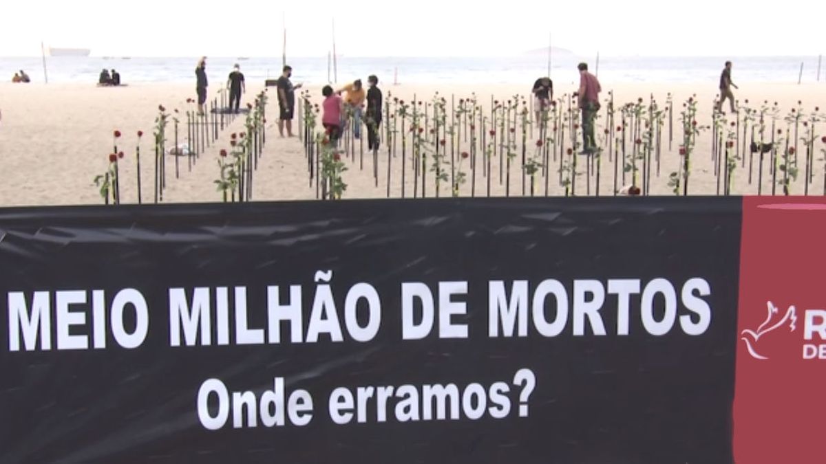 Cruces y flores en la playa de Río de Janeiro