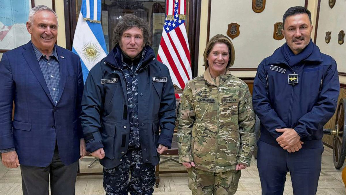 javier Milei y Laura Richardon llegaron a Ushuaia para la entrega del avión Hércules que el gobierno de Estados Unidos le regaló a la Argentina (Foto. Archivo).