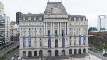 Espiaba menores en camarines, lo descubrieron y se tiró por una ventana: escándalo en el Palacio Libertad