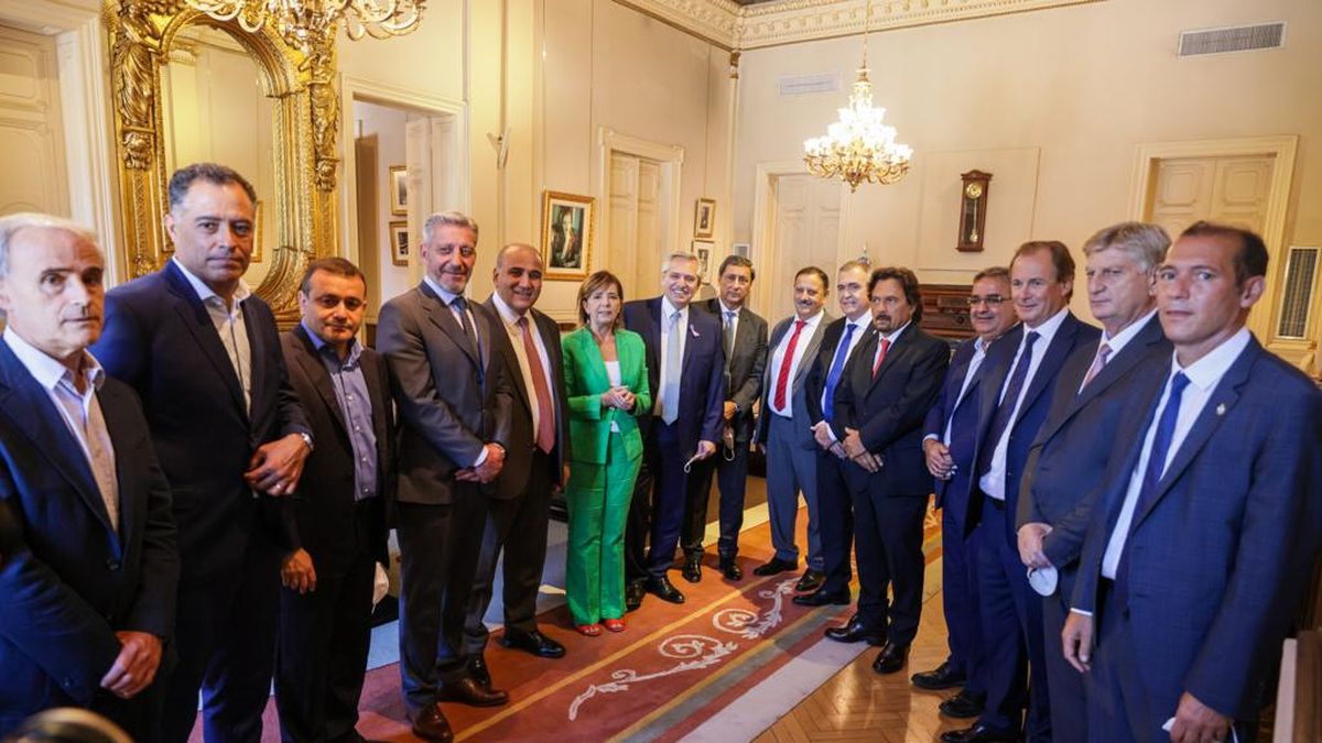 Los gobernadores propios y aliados, con el Presidente. (Foto: oficial)