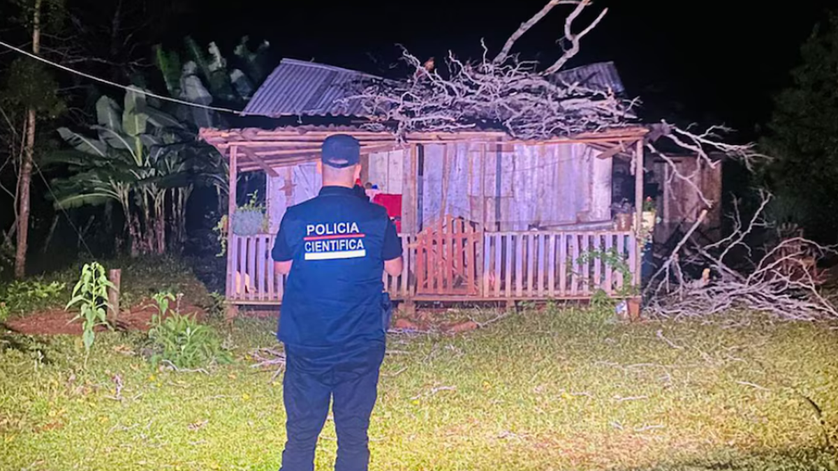 El dramático episodio ocurrió mientras la bebé permanecía con su madre de 18 años dentro del domicilio.