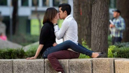 Escracharon a una pareja practicando sexo en plena calle