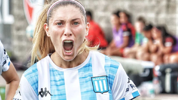Le decían machona por jugar con varones y hoy es la primera futbolista transferida al exterior a cambio de dinero