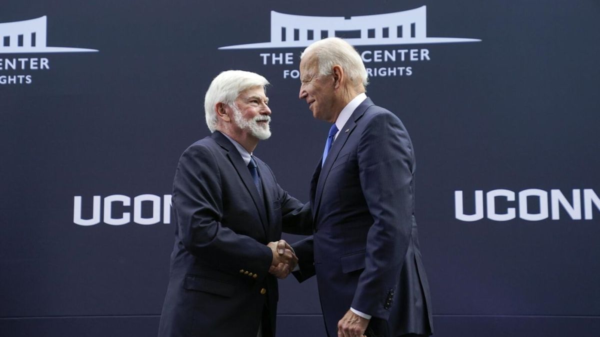 El senador Chris Dodd junto al presidente Joe Biden. (Foto: @Chris Dodd).