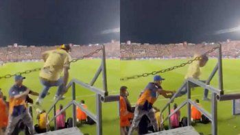 El hincha, en el momento en el que intenta invadir el campo de juego (Foto: captura de video).