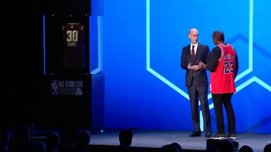 La NBA presentó una camiseta digital que permite cambiar los números y los nombres de los jugadores