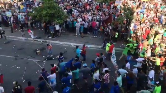 Tucumán: piedras y palazos en el cierre de campaña de Juan Manzur