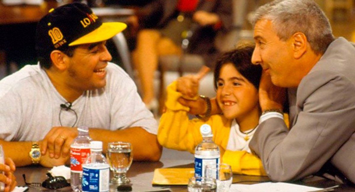 Mauro Viale junto a Diego Maradona.