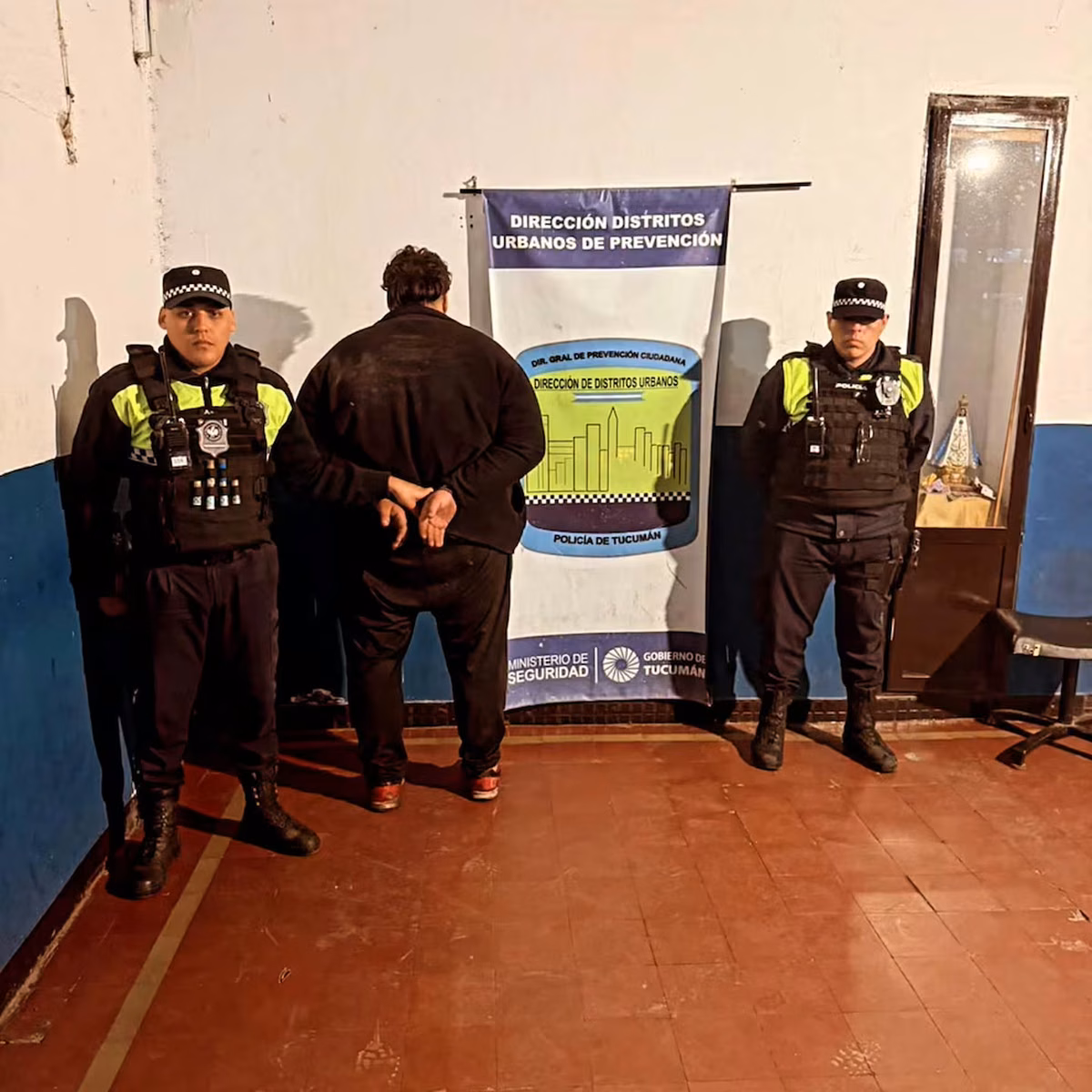 El conductor de 27 años reaccionó de manera agresiva ante la intervención de efectivos del I° Distrito Urbano de la Policía de Tucumán. 
