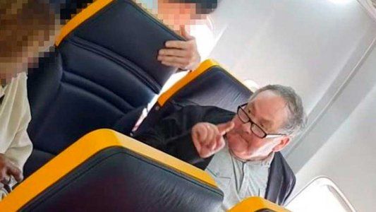 Estúpida vaca fea: el video que muestra la brutal agresión discriminatoria de un hombre a una mujer en un avión