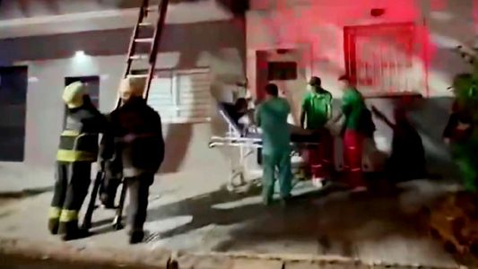 La desesperada maniobra para salvar a una bebé arrojada desde un segundo piso por un incendio