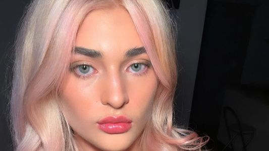 Marta Fort conquista la noche con un look atrevido: falda tableada y camisa con brillos