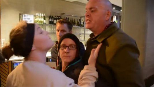 Un hombre golpea a una activista vegana que entró a protestar en una pizzería