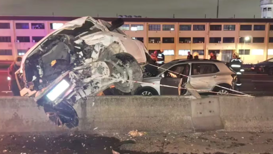 Impresionante choque en la General Paz: una camioneta quedó encima de otra