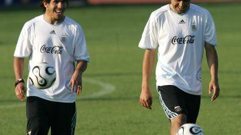 Tevez le devolvió la pared a Riquelme: Román es el máximo ídolo del club