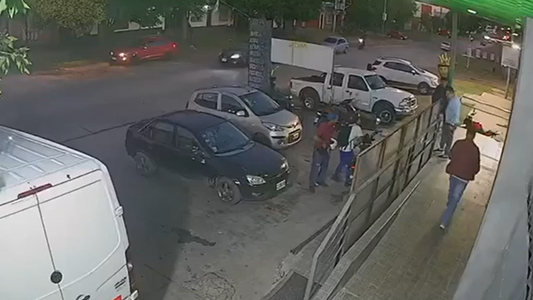 La Plata: intentó robar, lo lincharon con un palo y cuando escapaba lo atropelló un auto