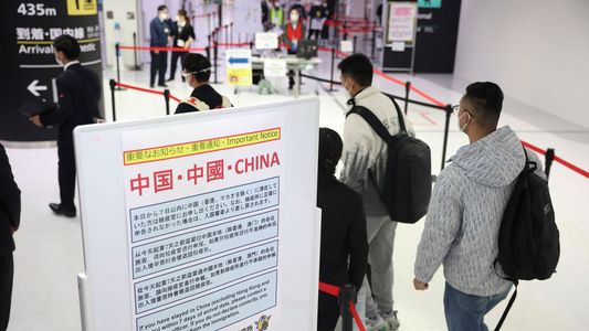 Covid-19: China amenaza con represalias a los países que imponen restricciones a sus turistas