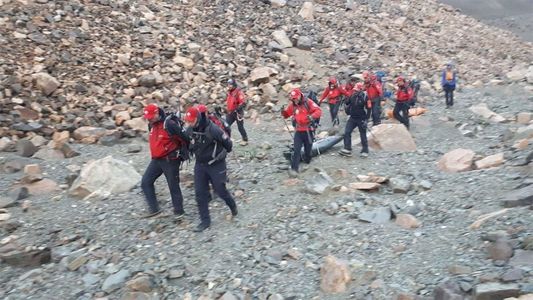 Arriesgado rescate de tres andinistas a 5.000 metros de altura, en medio de la noche y el frío