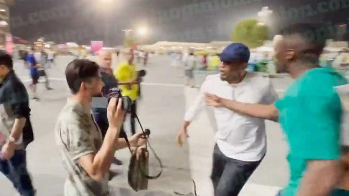 Samuel Etoo le pegó un patada en el pecho a un youtuber que lo filmó sin su consentimiento (Foto: captura de TV La Opinión).
