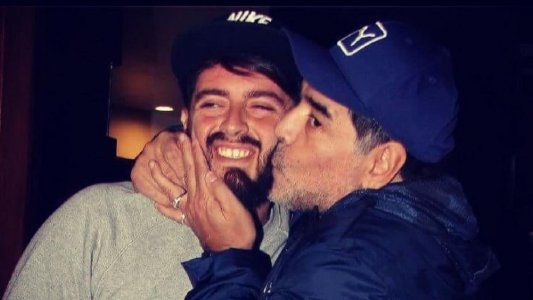 Maradona Junior estuvo presente en un nuevo mural homenaje a Diego en Nápoles